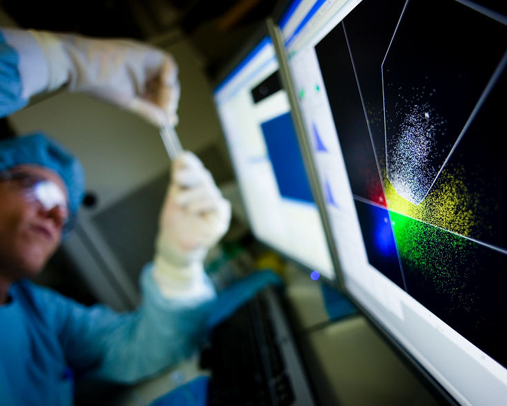 Researcher at Beacon optofluidics screen